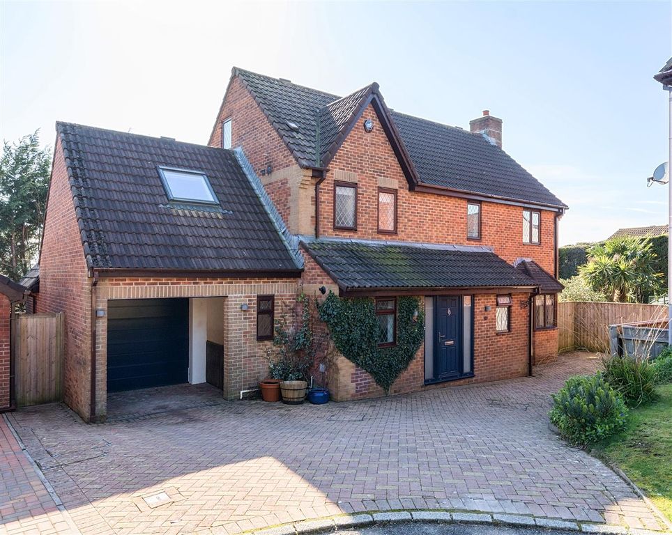 Property photo 1 of 32 Kingfishers Front ch.Jpg