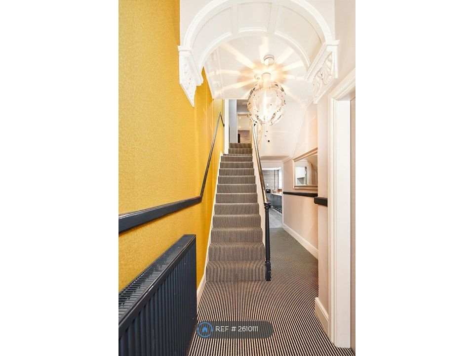 Property photo 2 of 10 Hallway