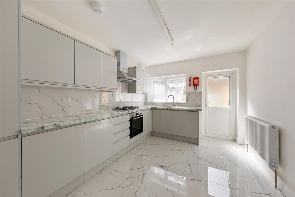 Property photo 2 of 20 Romford Road, E7