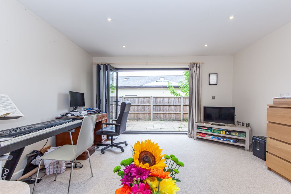 Property photo 1 of 9 Photo 01