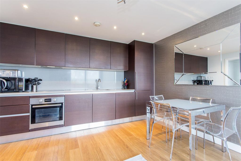 Property photo 3 of 10 Kitchen