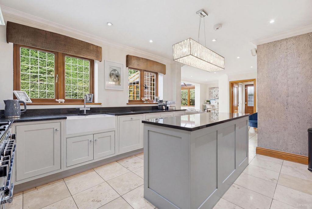 Property photo 2 of 27