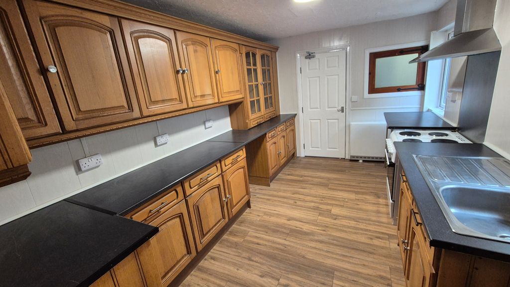 Property photo 3 of 8 Kitchen