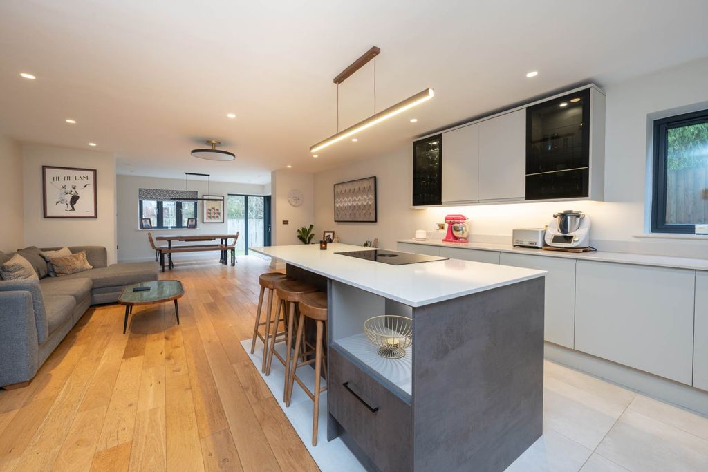 Property photo 3 of 28