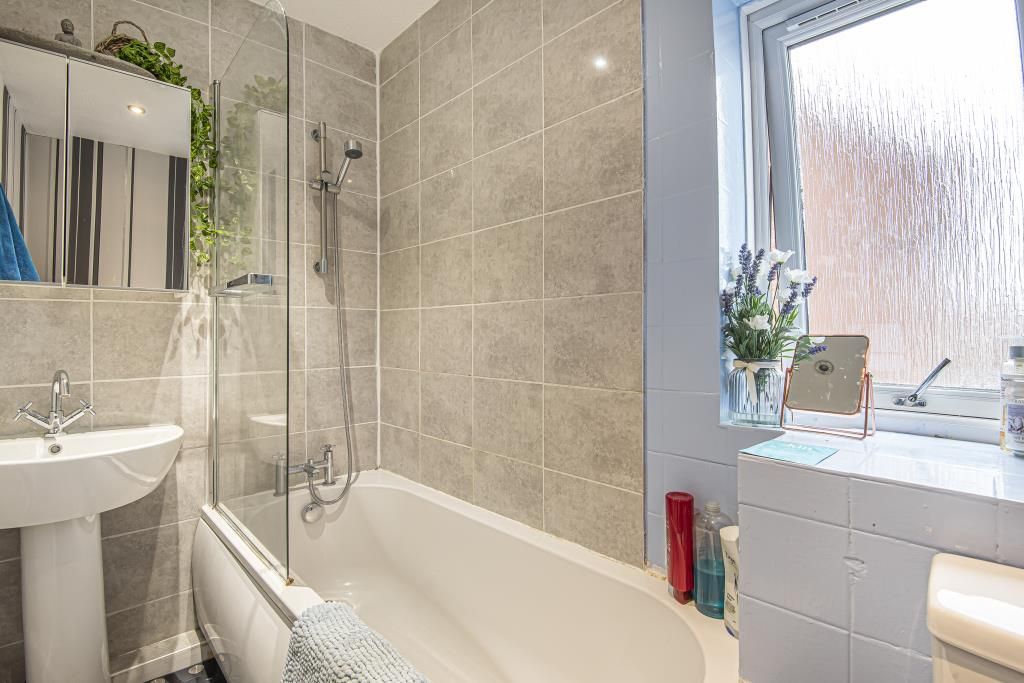 Property photo 2 of 10 Bathroom