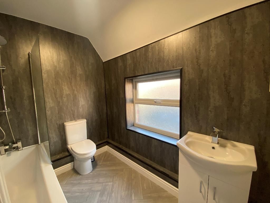 Property photo 2 of 8 Bathroom