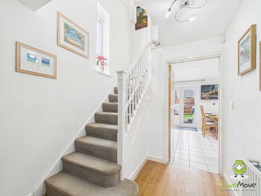 Property photo 3 of 25 Ewemove Estate Agents Basingstoke - Penton Way -Ha