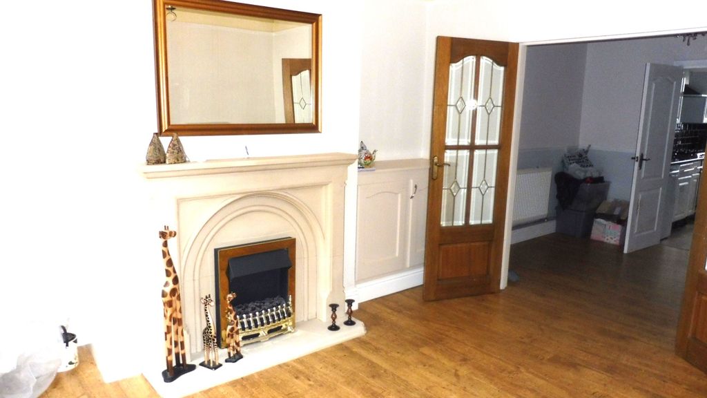 Property photo 3 of 17 Lounge