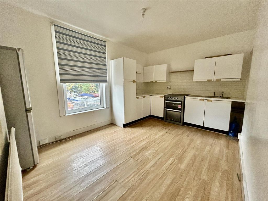 Property photo 3 of 8 Kitchen