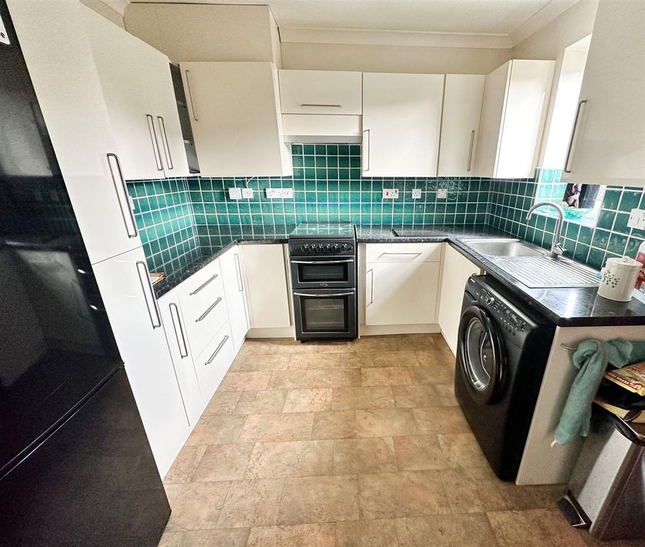 Property photo 1 of 8 Kitchen