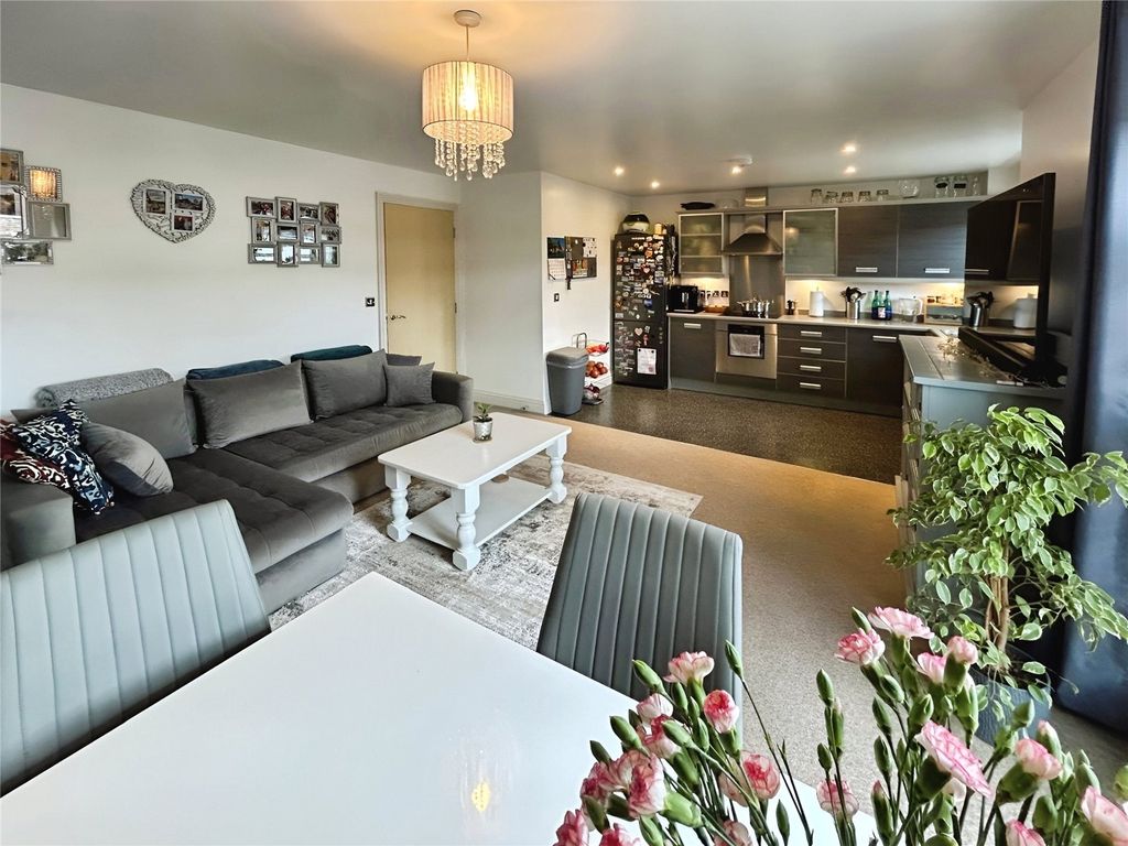 Property photo 1 of 14 Lounge