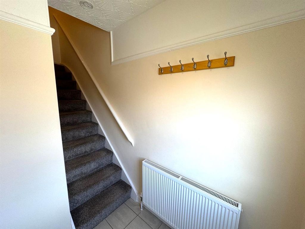 Property photo 2 of 11 Entrance Hall