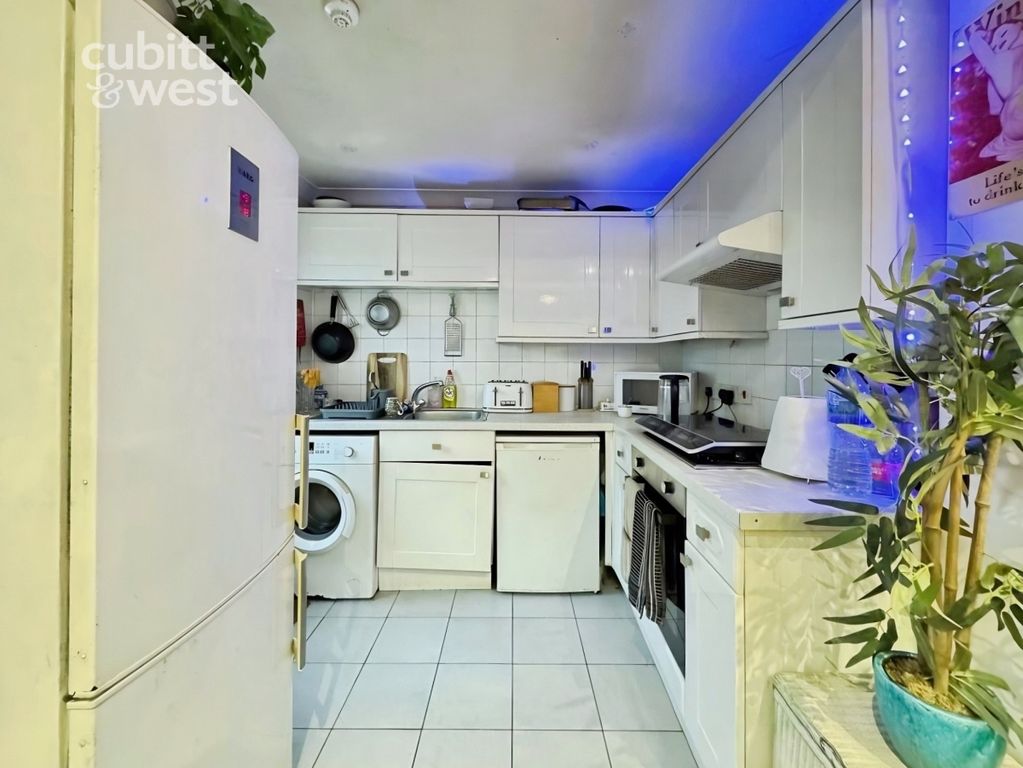 Property photo 3 of 9 Kitchen