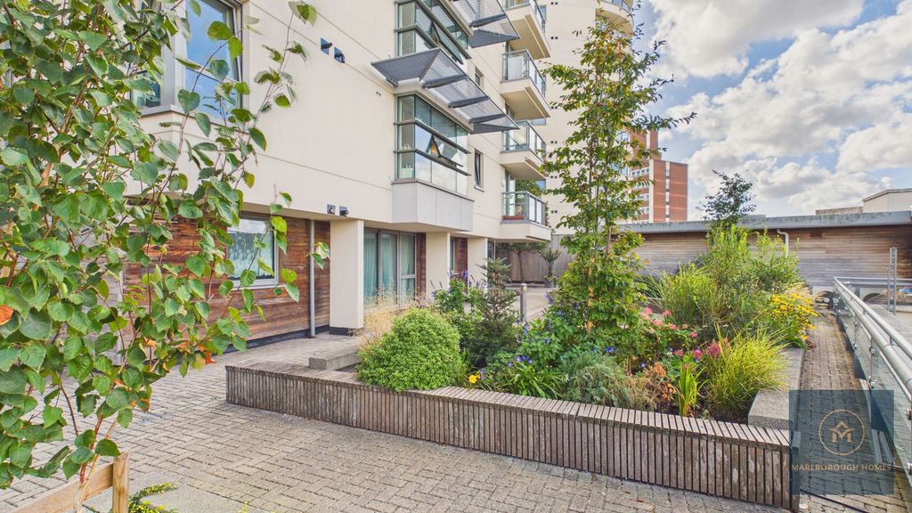 Property photo 2 of 20 Mercury Gardens, Romford - Rm1