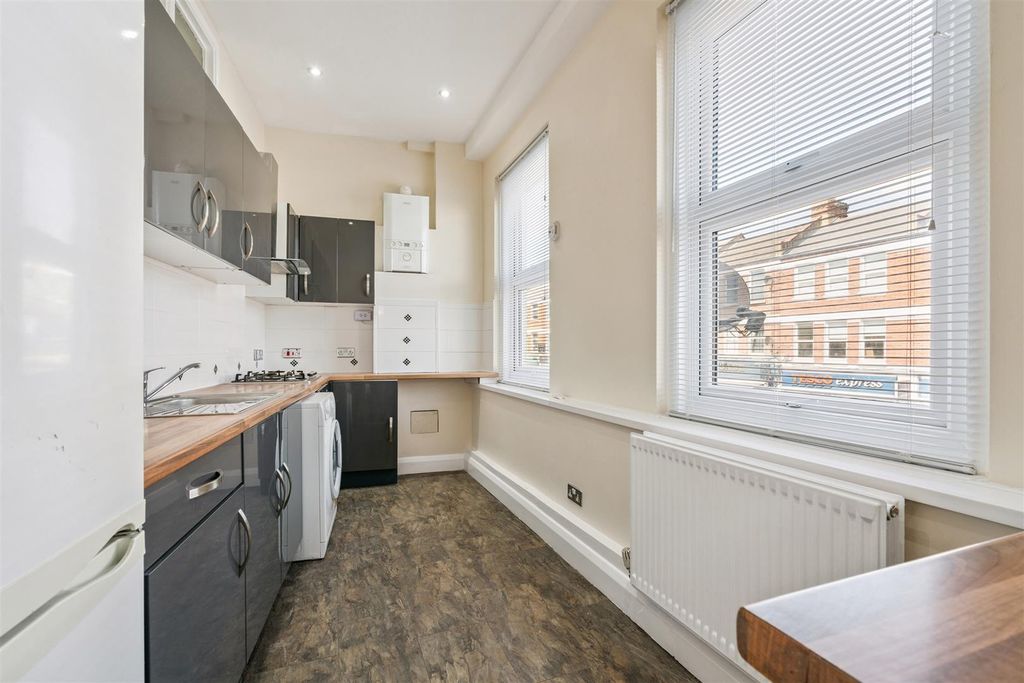 Property photo 2 of 8 Flat A 118 Mitcham Road Kitchen 2.Jpg