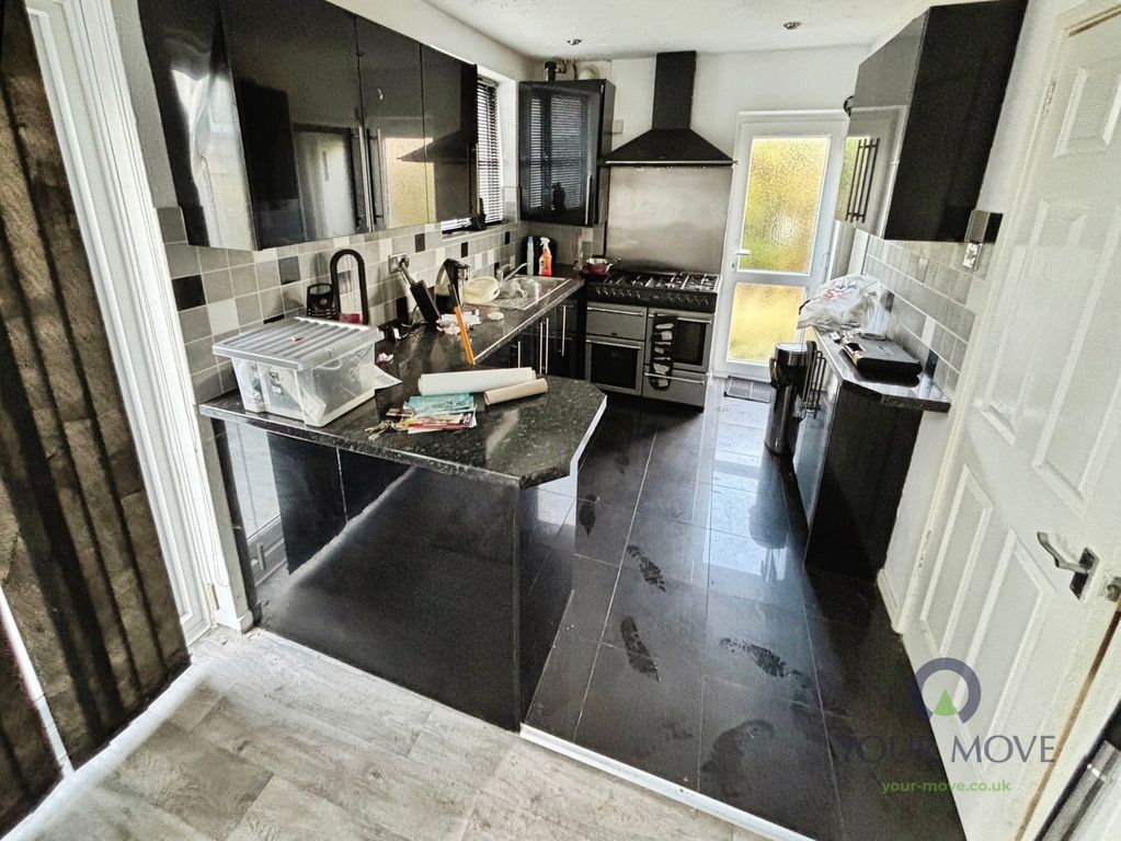 Property photo 3 of 14 Kitchen