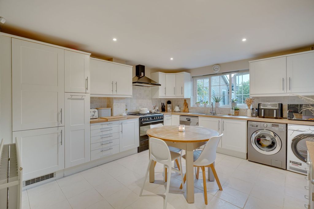 Property photo 2 of 30