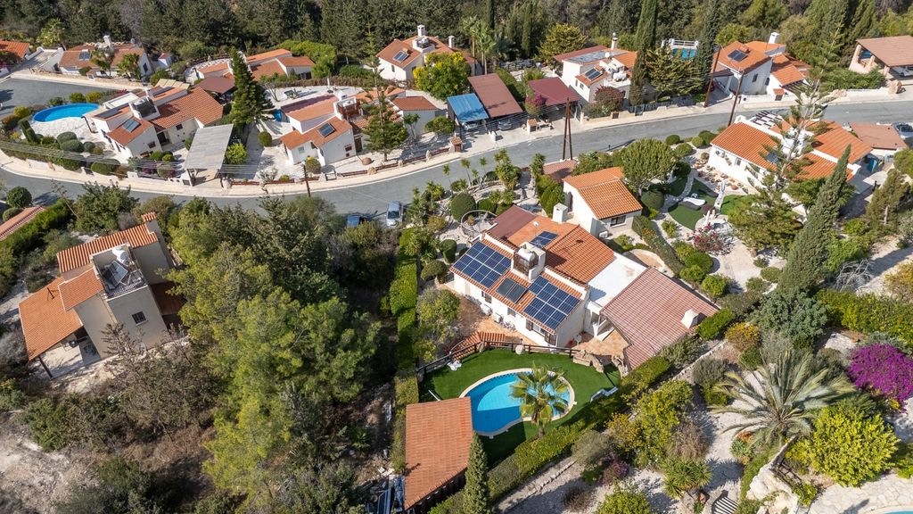 Property photo 2 of 40