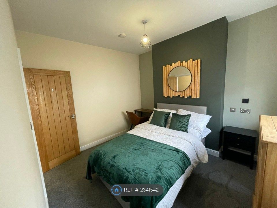 Property photo 3 of 12 Bed 1