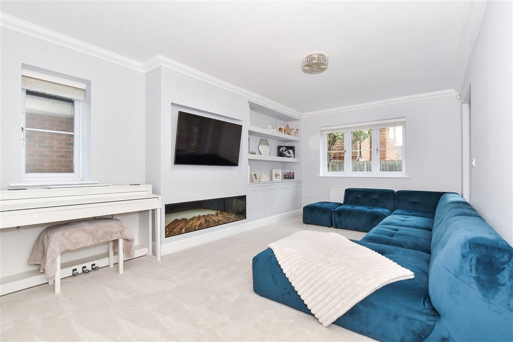 Property photo 3 of 17 Lounge