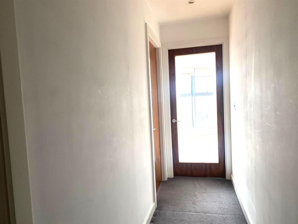 Property photo 3 of 14 53 Princes Dock Hallway 2023.Jpg