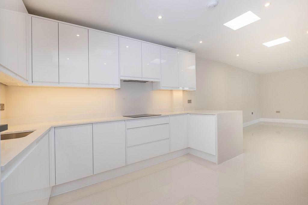 Property photo 1 of 10 1-207-Merton-Road...