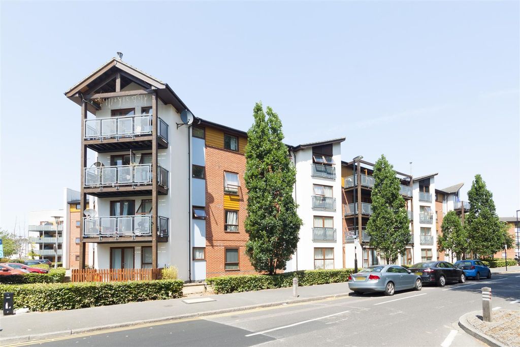 Property photo 2 of 15 37_Spottiswood_Court_3_Harry_Close_Croydon_003.Jpg