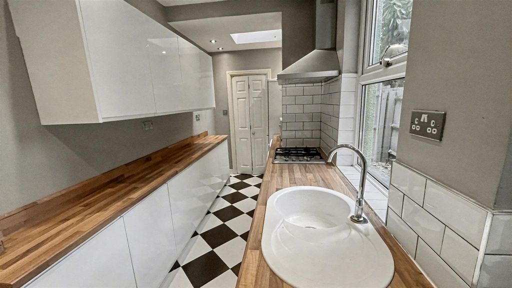 Property photo 3 of 18 Kitchen