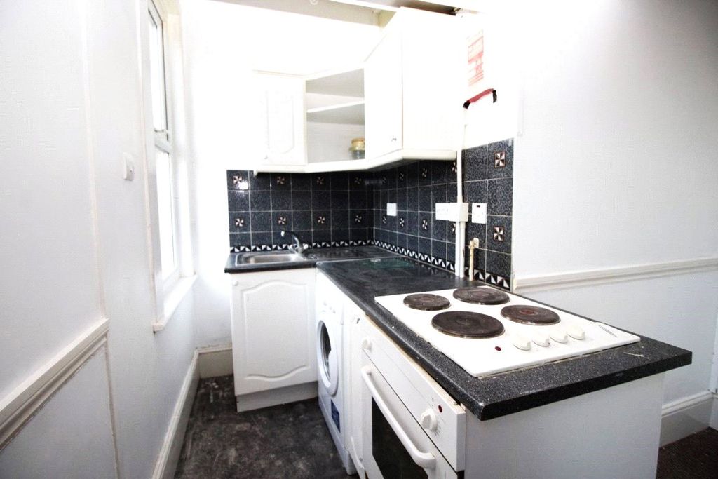 Property photo 2 of 8 Picture No. 15