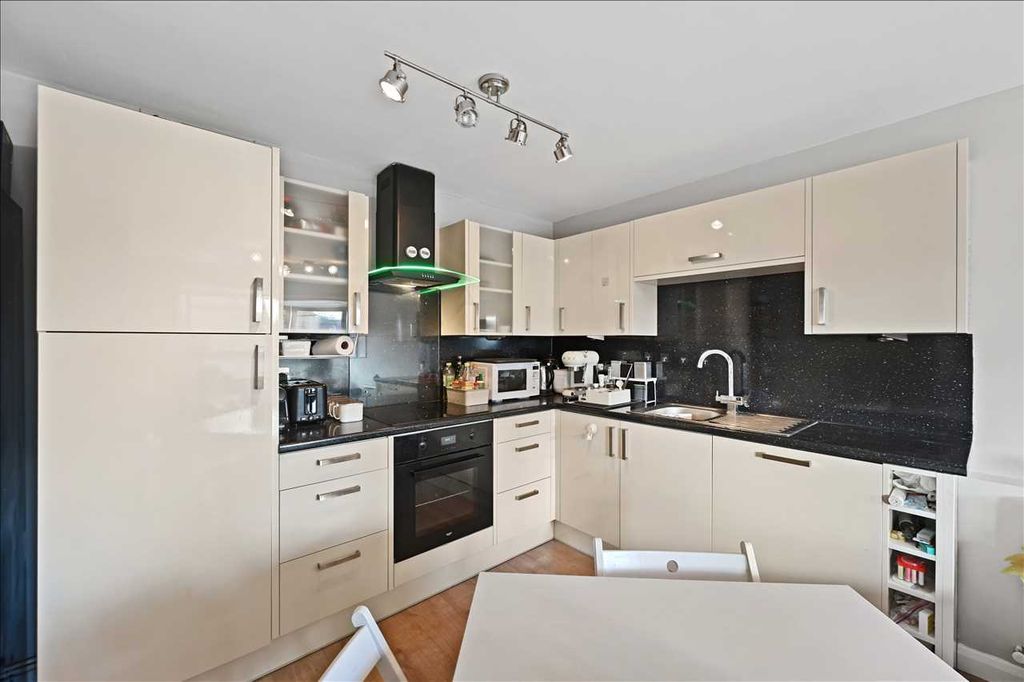 Property photo 3 of 11 Kitchen