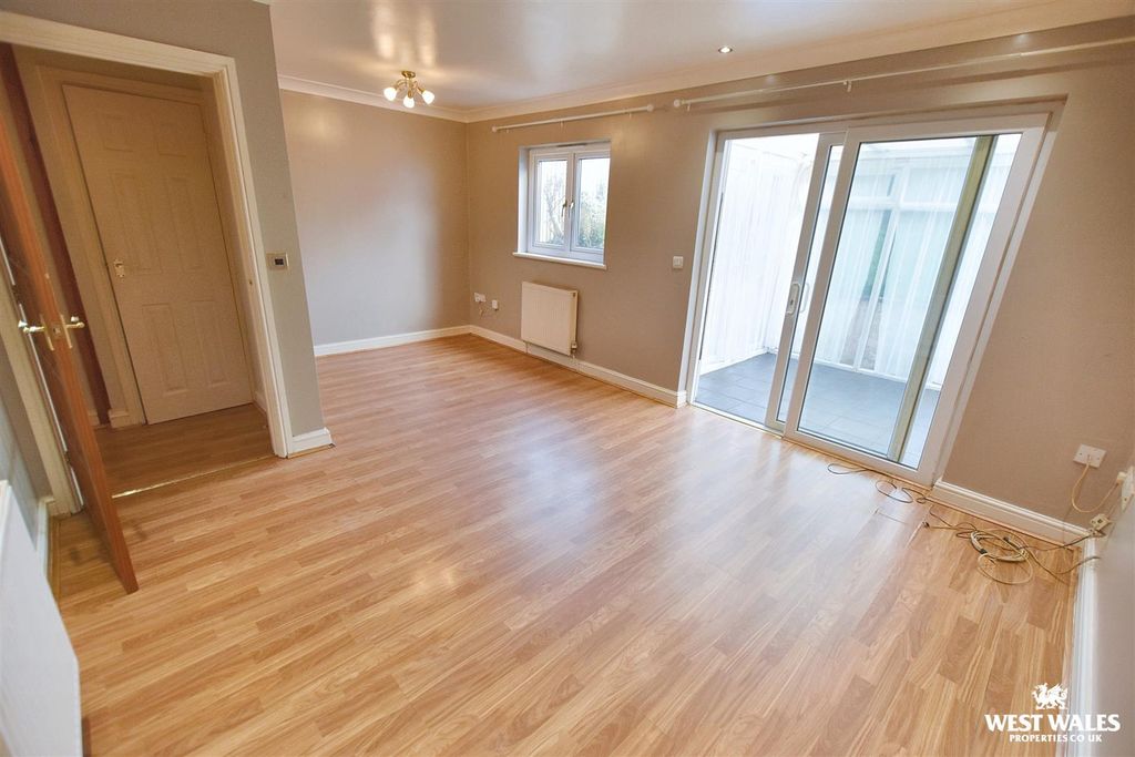 Property photo 3 of 17 11 - 2025-11-13T210308.183.Jpg