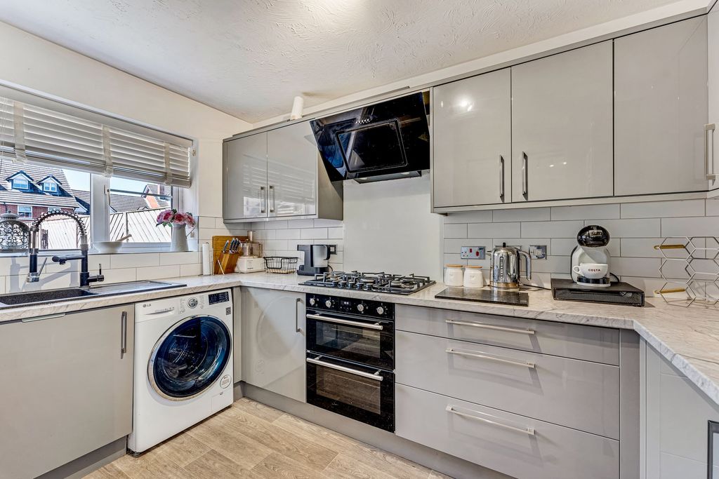 Property photo 2 of 32