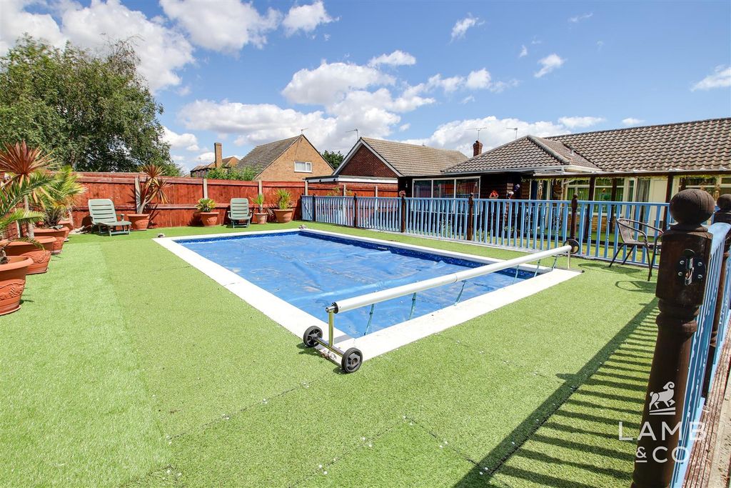 Property photo 2 of 27