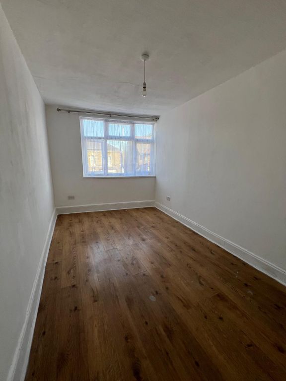 Property photo 1 of 13 Spacious Three-Bedroom First Floor Flat In Prime Barking Location
