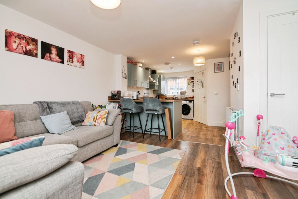 Property photo 3 of 9 Living Kitchen