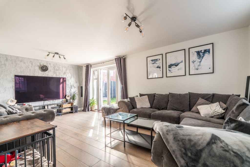 Property photo 3 of 23 4902262