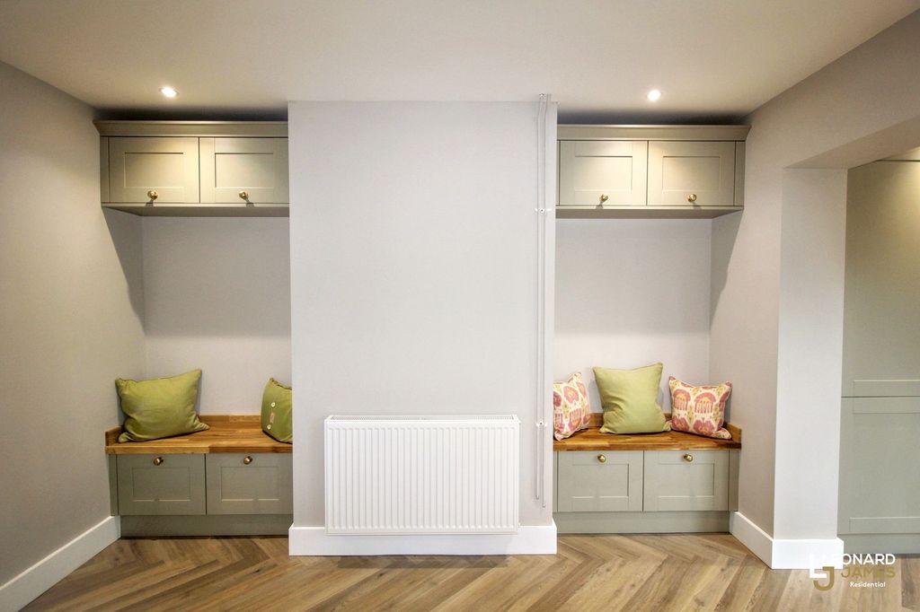 Property photo 3 of 14 Kitchen Snug