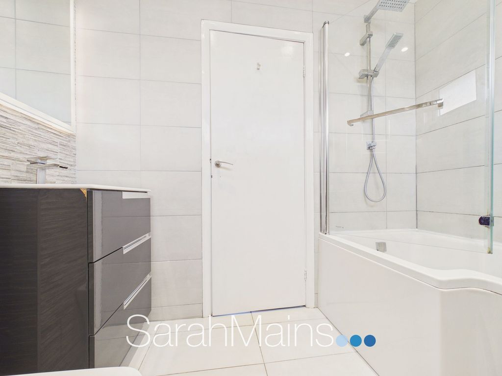 Property photo 2 of 16 Bathroom
