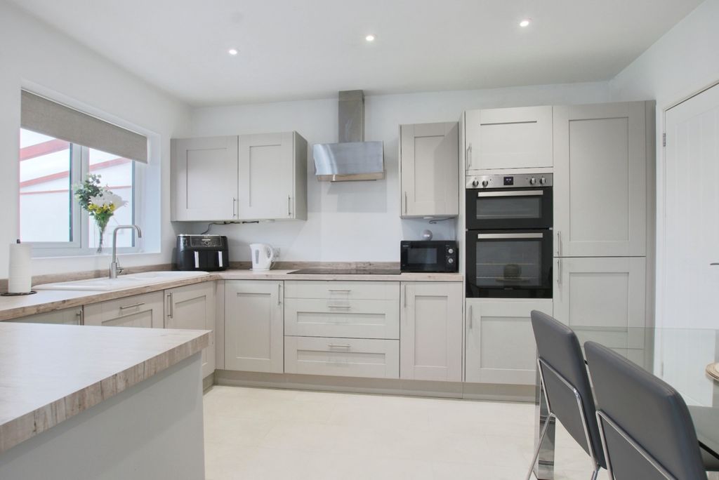 Property photo 2 of 18 3689844