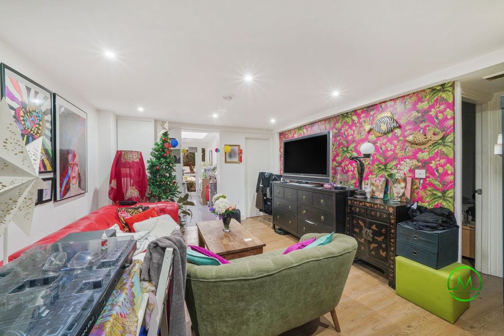 Property photo 1 of 10 Ground Floor Two Bedroom Flat