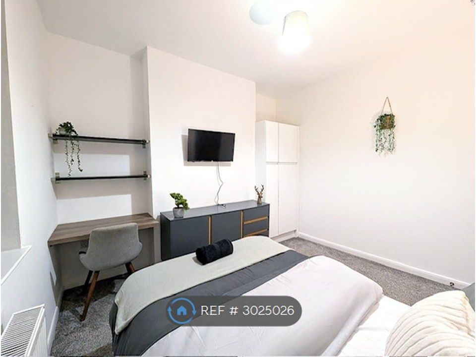 Property photo 1 of 12 Room 3
