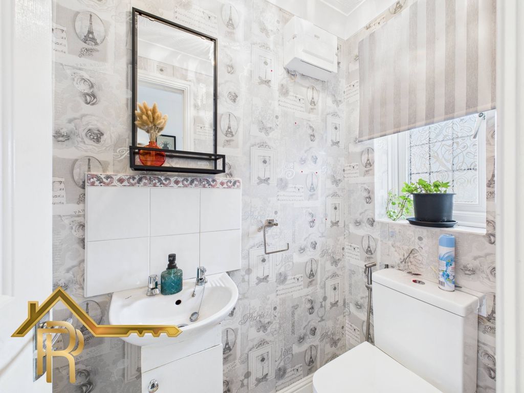 Property photo 3 of 16 Cam03016G0-Pr0044-Still002