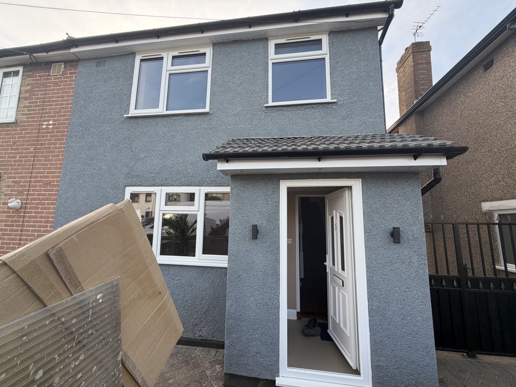 Property photo 1 of 12 5 Bed Semi-Detached House For Sale Raleigh Avenue, Hayes Ub4
