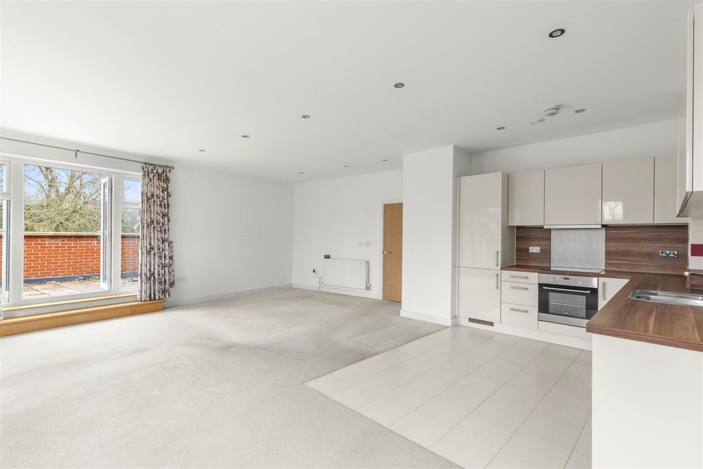 Property photo 2 of 14 29 Regent House, Carolina Drive, Hp11 1Fw-7.Jpg