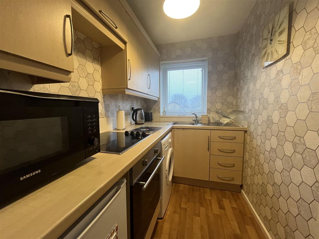 Property photo 3 of 10 Kitchen