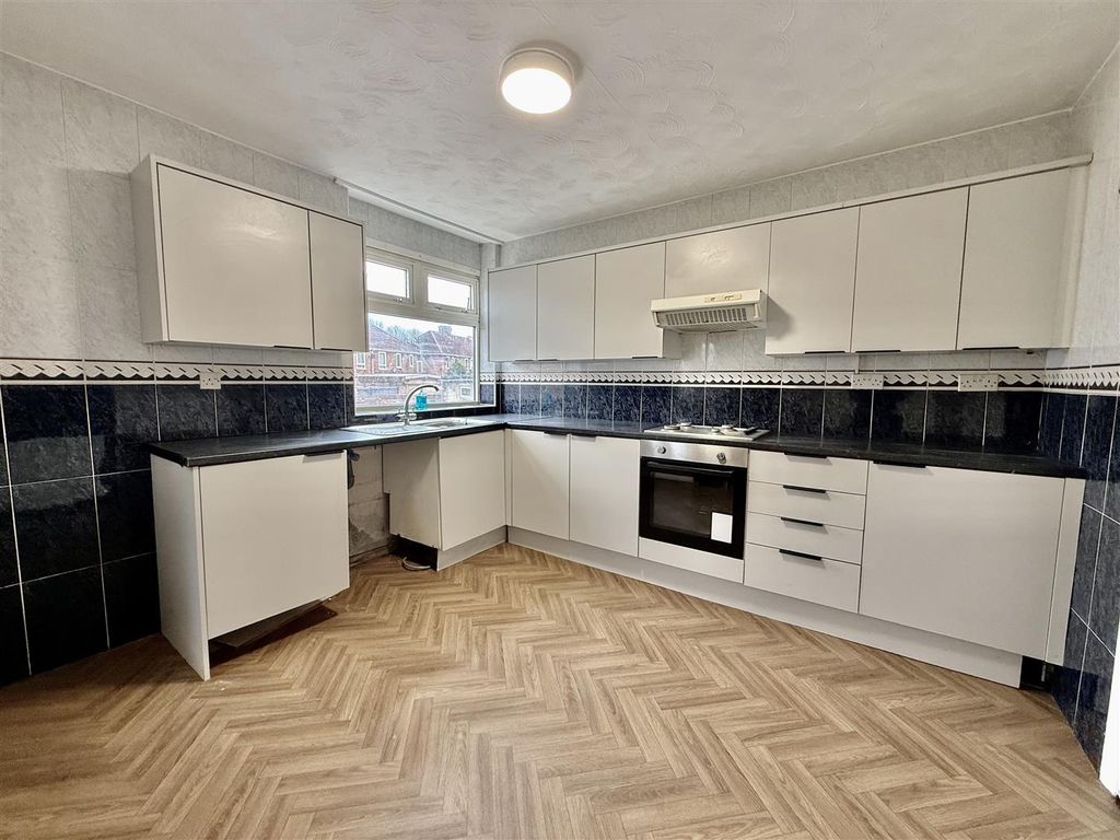 Property photo 3 of 12 Kitchen