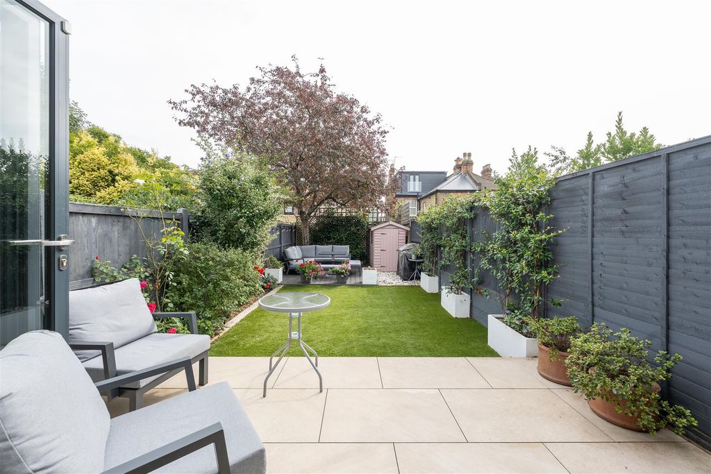 Property photo 3 of 34 Carnarvon Road, E18