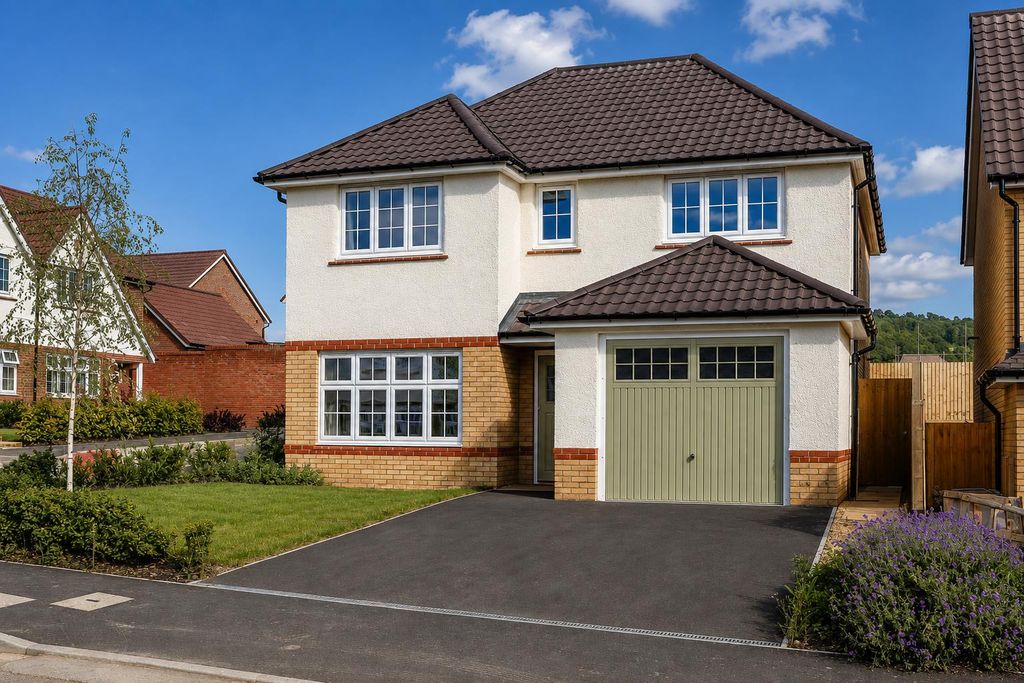 Property photo 1 of 16 4-Bed-House-Leckhampton19.Png