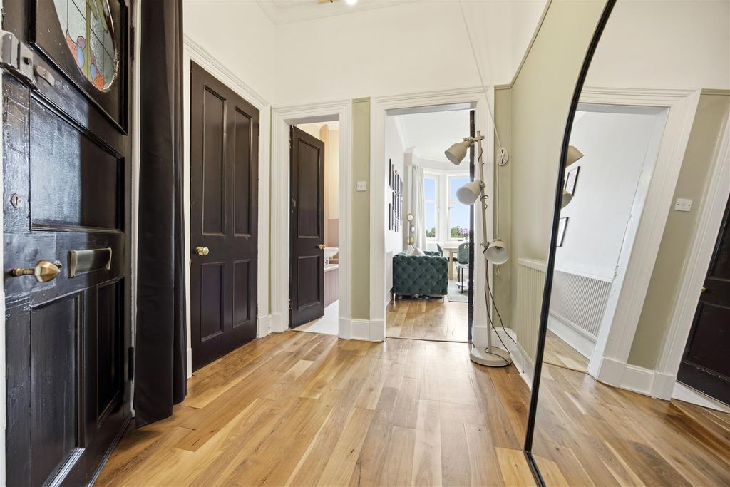 Property photo 2 of 14 04-3-2_70_Hotspur_Street_Glasgow_004.Jpg