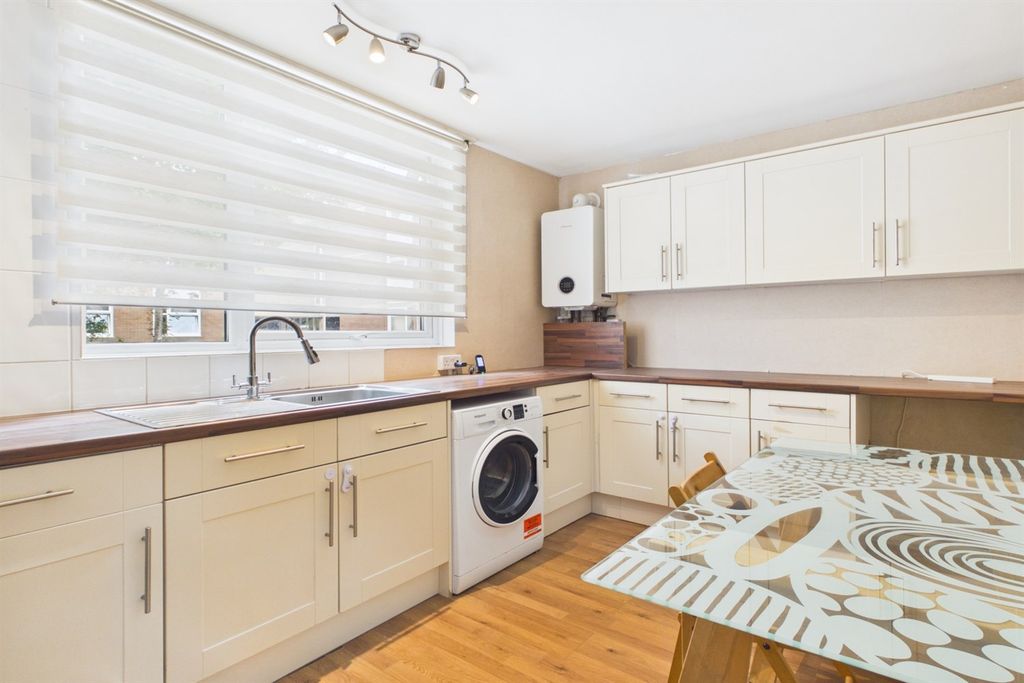 Property photo 3 of 11 Kitchen
